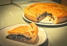 Pizza di scarole: come preparare questo piatto tipico napoletano pizza di scarole foto