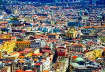 Le bellezze di Napoli: come esplorare una splendida città senza risentire delle caviglie gonfie napoli città