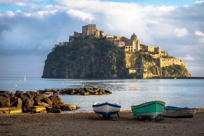 spiaggia famosa ischia