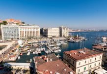 Lungomare di Napoli: i monumenti e le attrazioni da vedere, oltre che i luoghi iconici da visitare borgo-marinari