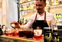 Streg8, il nuovo cocktail presentato a Napoli Il bartender Ugo Acampora mentre prepara lo Stregotto
