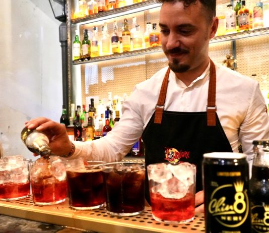 Streg8, il nuovo cocktail presentato a Napoli Il bartender Ugo Acampora mentre prepara lo Stregotto