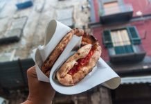 Mangiare a Napoli spendendo poco pizza-a-portafoglio-napoli