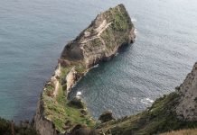 Baia Trentaremi: la bellezza selvaggia del mare partenopeo baia-trentaremi